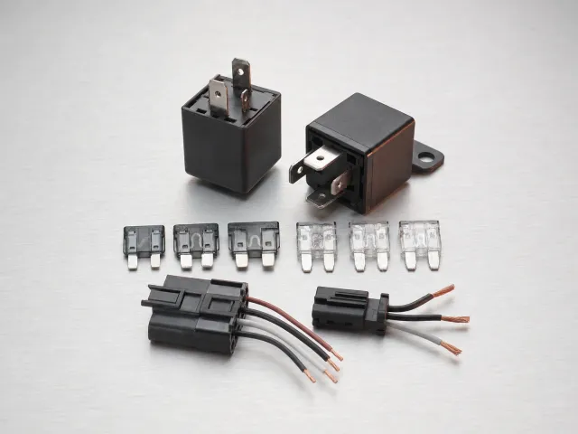 Relevadores, fusibles y conectores automotrices